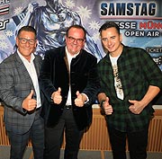 Konzertveranstalter Klaus Leutgeb, Clemens Baumg&auml;rtner, Referent f&uuml;r Arbeit und Wirtschaft der Laandeshauptstadt M&uuml;nchen, und Andreas Gabalier (&copy;Foto: Martin Schmitz)